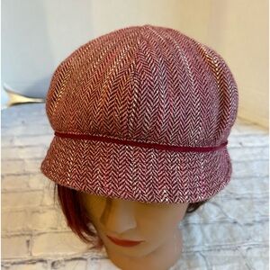 WOOL AND POLYESTER BURGUNDY TWEED MIX WOMENS NEWSBOY STYLE CAP SATIN LINING MED